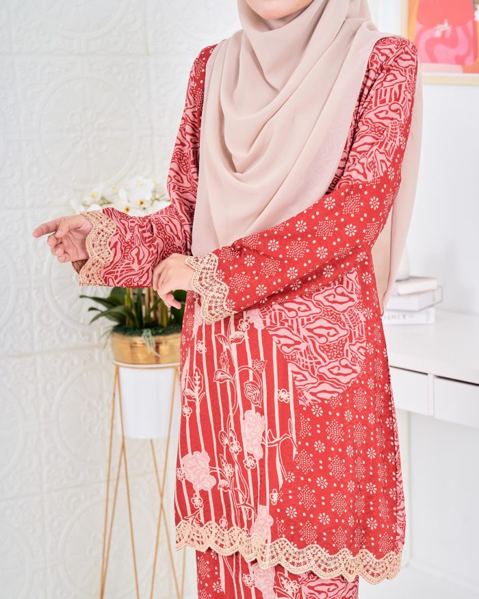 Baju Kurung Moden Batik Puteri Layla Laluna X MCC - Scarlet Red - Image 2