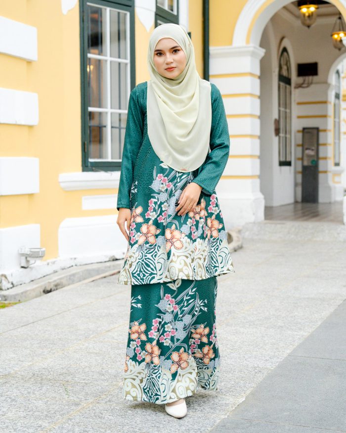 Baju Kurung Pahang Batik Sultanah 3.0 - Kirana Emerald Green - Image 2