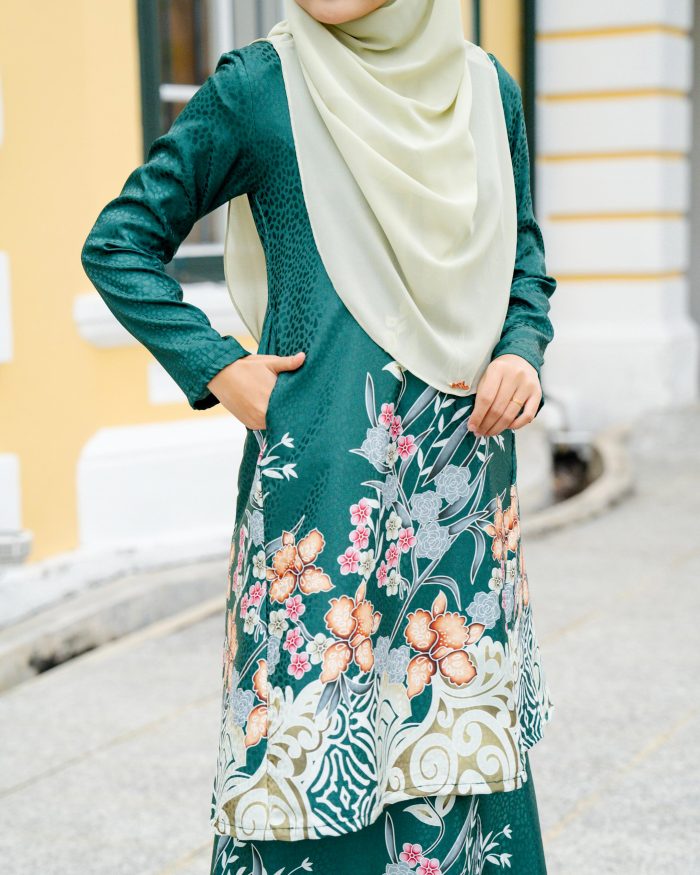 Baju Kurung Pahang Batik Sultanah 3.0 - Kirana Emerald Green - Image 3