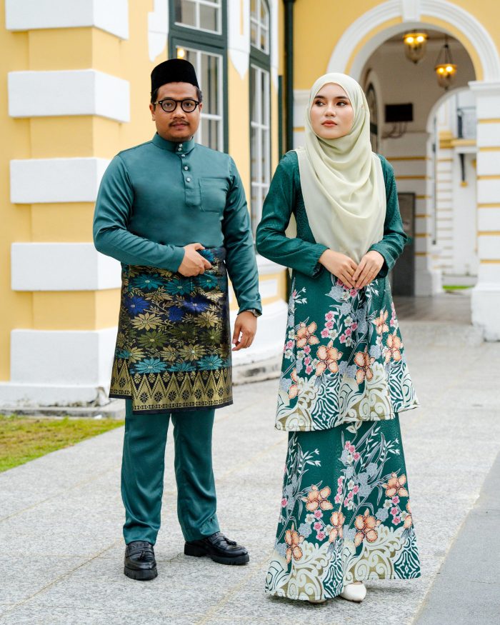 Baju Kurung Pahang Batik Sultanah 3.0 - Kirana Emerald Green - Image 4