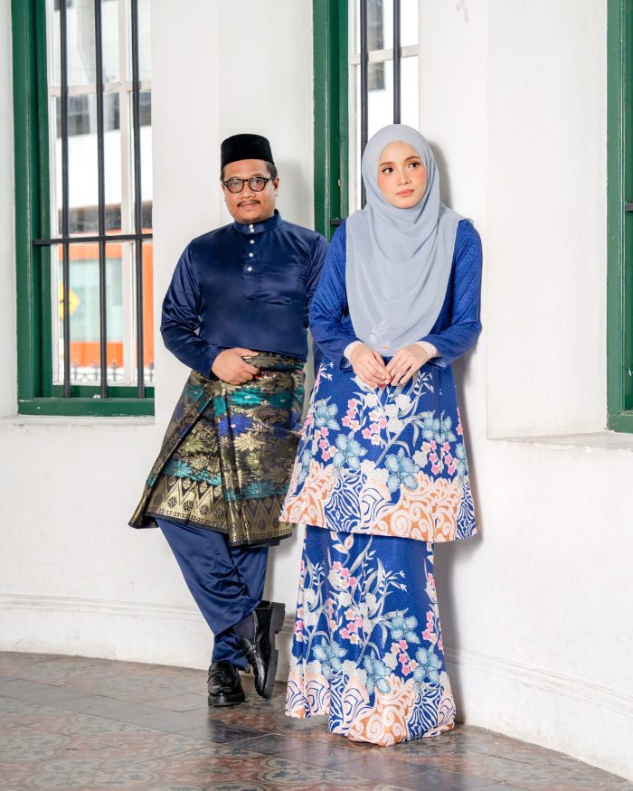 Baju Kurung Pahang Batik Sultanah 3.0 - Kirana Royal Blue - Image 5