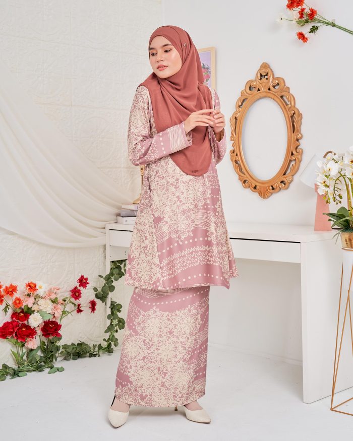 Baju Kurung Pahang Batik Sultanah 5.0 - Indera Crepe Pink - Image 2