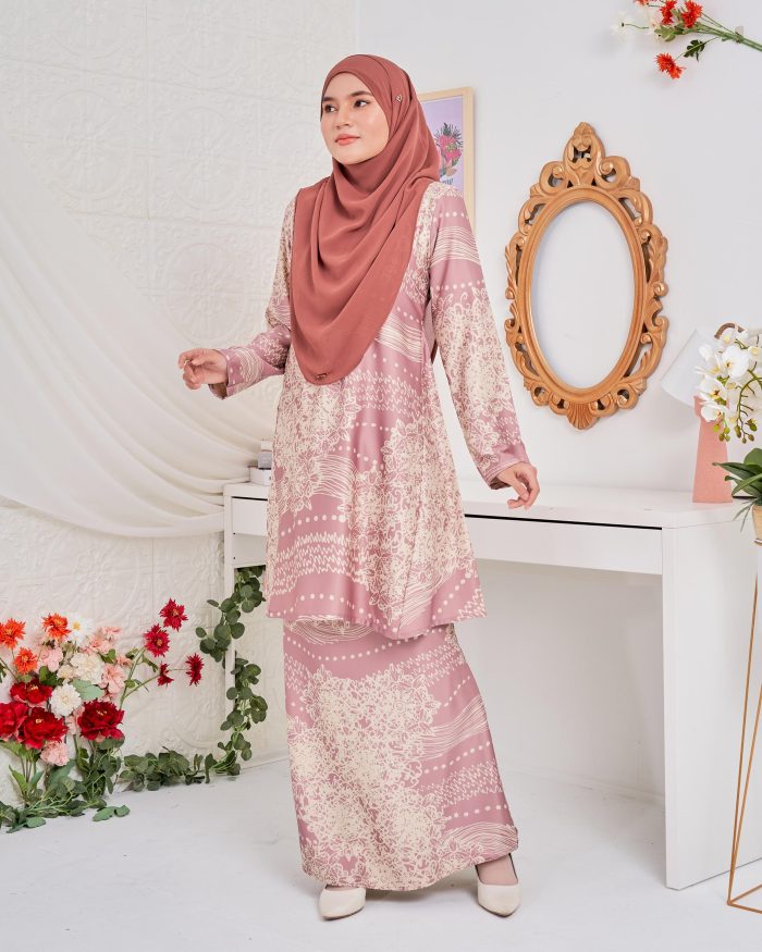 Baju Kurung Pahang Batik Sultanah 5.0 - Indera Crepe Pink - Image 3