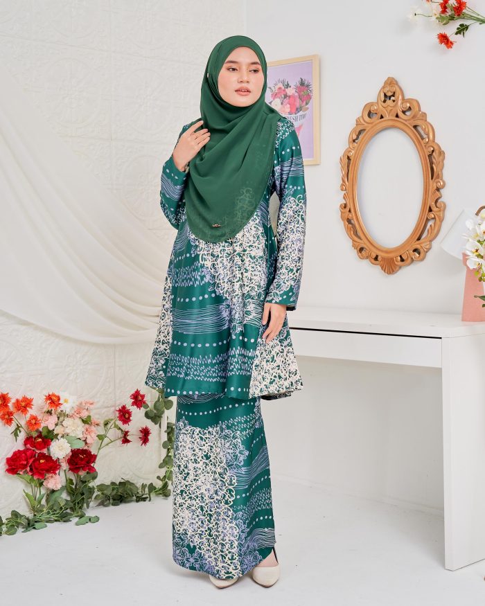 Baju Kurung Pahang Batik Sultanah 5.0 - Indera Pine Green - Image 2