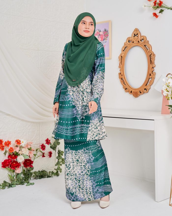 Baju Kurung Pahang Batik Sultanah 5.0 - Indera Pine Green - Image 3