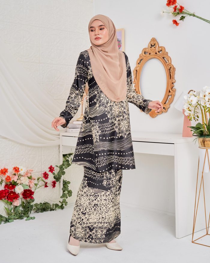 Baju Kurung Pahang Batik Sultanah 5.0 - Indera Sable Black - Image 3