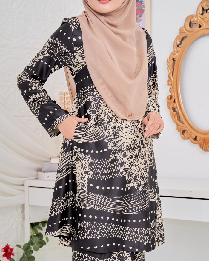 Baju Kurung Pahang Batik Sultanah 5.0 - Indera Sable Black - Image 4