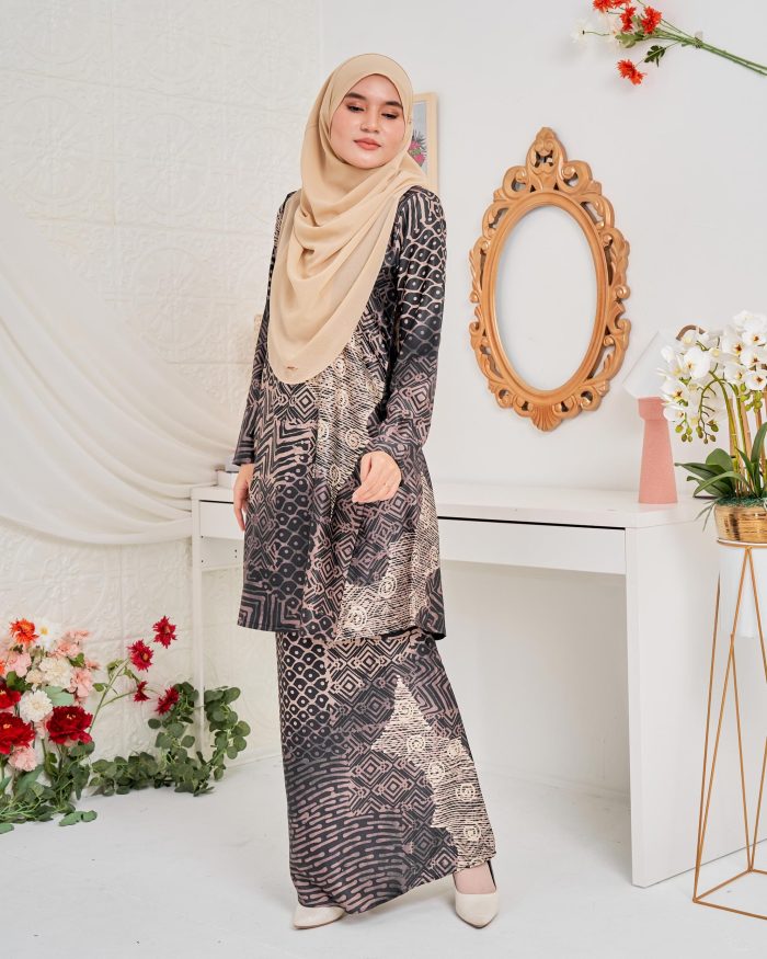 Baju Kurung Pahang Batik Sultanah 5.0 - Kayangan Black Smith - Image 3