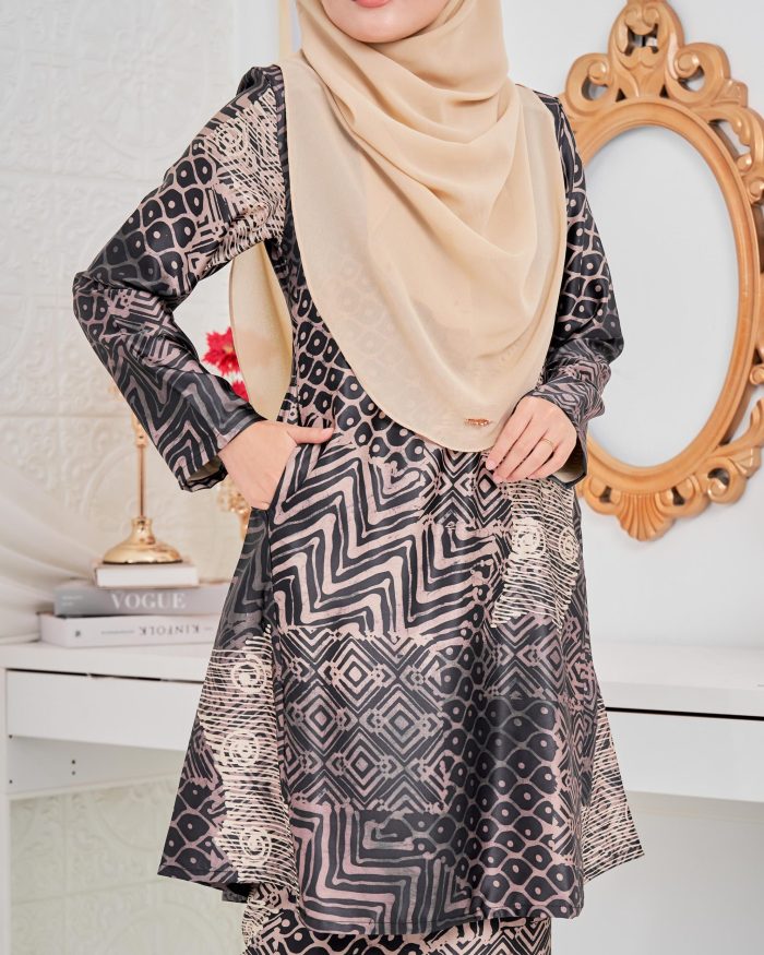 Baju Kurung Pahang Batik Sultanah 5.0 - Kayangan Black Smith - Image 2