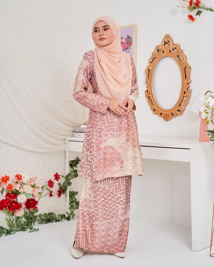 Baju Kurung Pahang Batik Sultanah 5.0 - Kayangan Blush Pink - Image 3