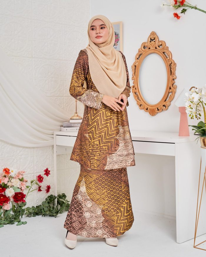 Baju Kurung Pahang Batik Sultanah 5.0 - Kayangan Hazelnut Brown - Image 3