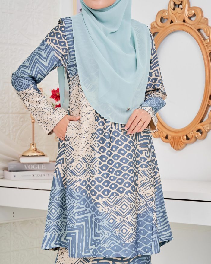 Baju Kurung Pahang Batik Sultanah 5.0 - Kayangan Stone Blue - Image 2