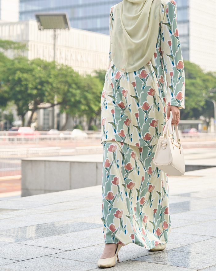 Baju Kurung Riau Larisa Printed - Tulip Romance - Image 5