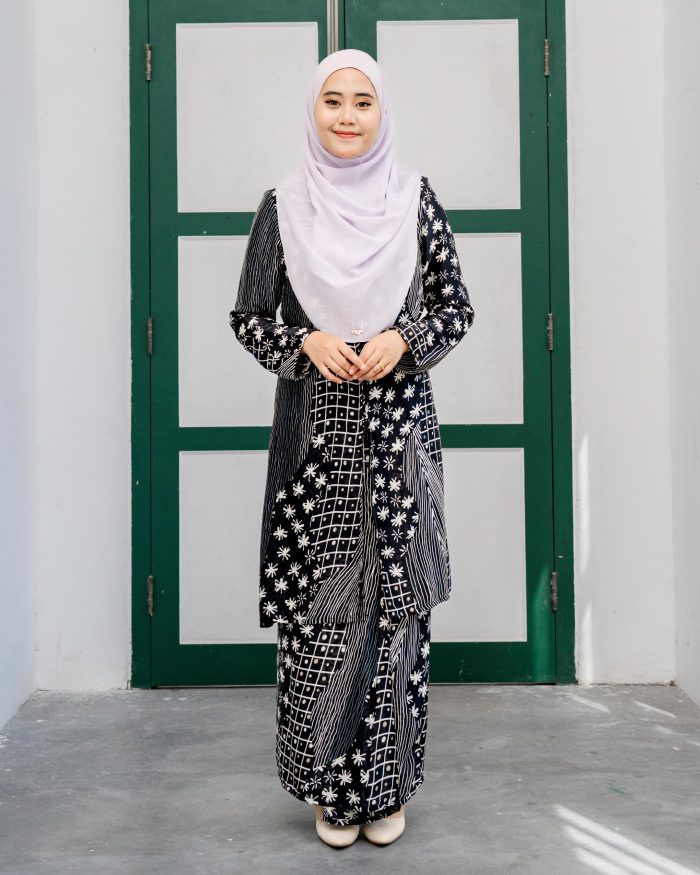 Baju Kebarung Batik Sultanah 7.0 - Aina Matte Black - Image 4