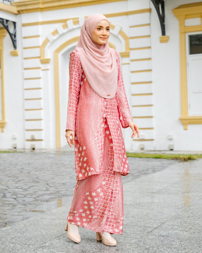 Baju Kebarung Batik Sultanah 7.0 - Aina Salmon Pink - Image 3