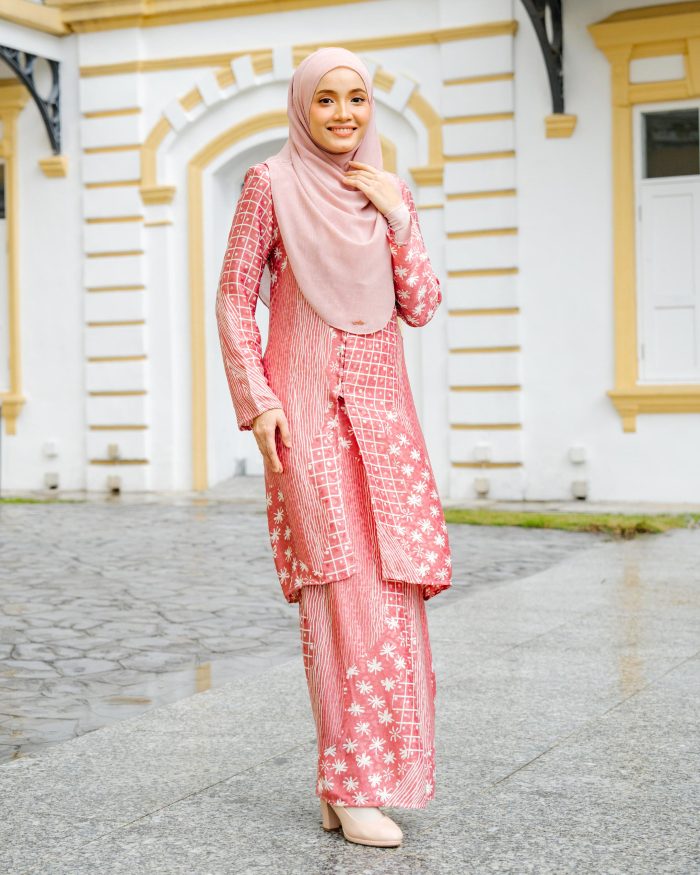 Baju Kebarung Batik Sultanah 7.0 - Aina Salmon Pink - Image 2