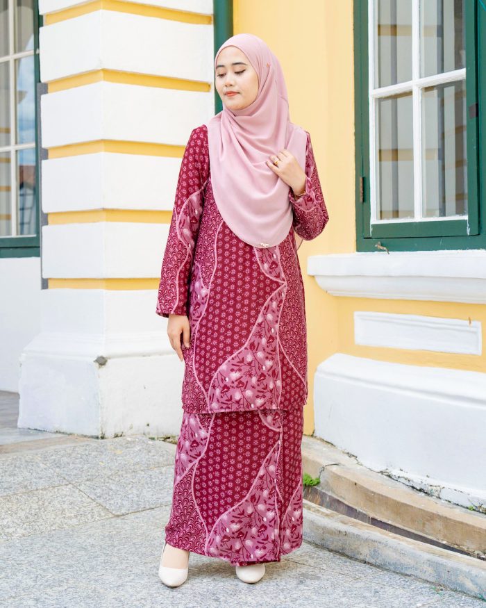 Baju Kurung Moden Batik Sultanah 7.0 - Alifa Berry Maroon - Image 4