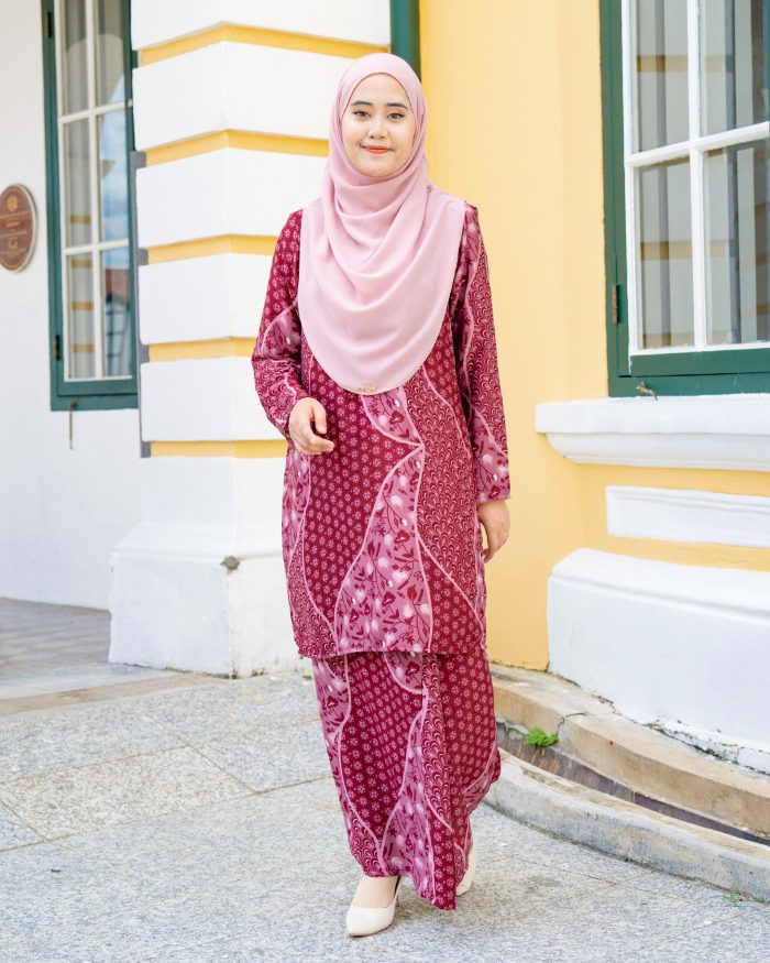 Baju Kurung Moden Batik Sultanah 7.0 - Alifa Berry Maroon - Image 3