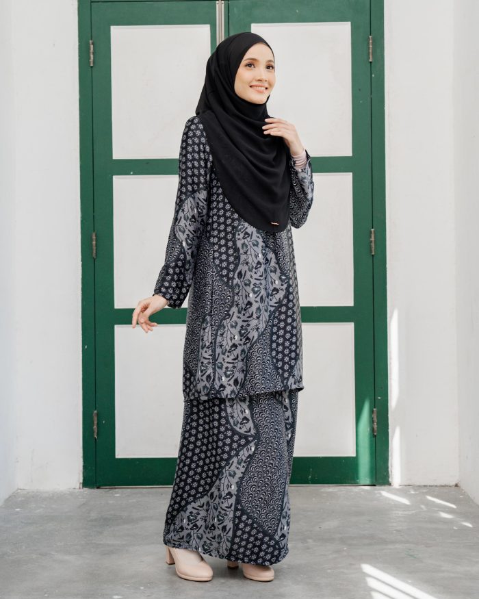 Baju Kurung Moden Batik Sultanah 7.0 - Alifa Dark Charcoal - Image 3