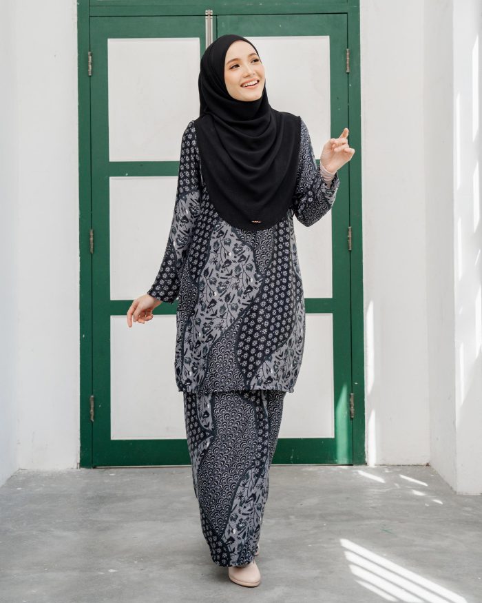 Baju Kurung Moden Batik Sultanah 7.0 - Alifa Dark Charcoal - Image 2