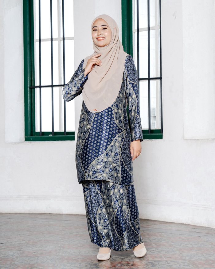 Baju Kurung Moden Batik Sultanah 7.0 - Alifa Space Blue - Image 3