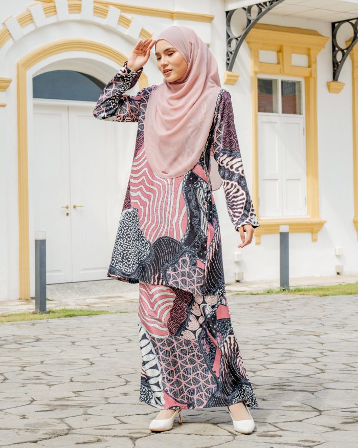 Baju Kurung Moden Batik Sultanah 6.0 - Awana Flamingo Pink - Image 2