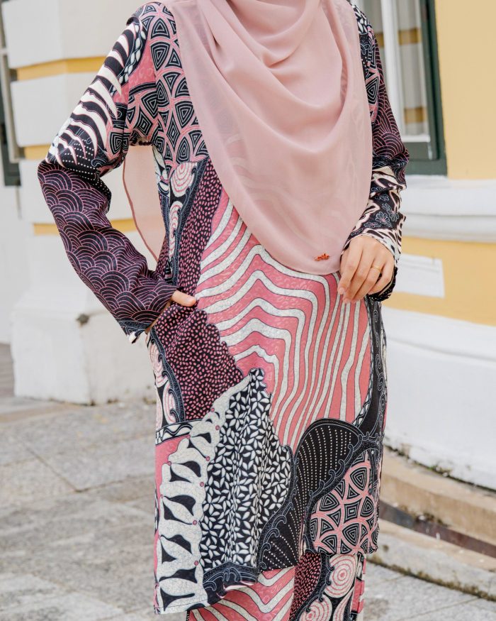 Baju Kurung Moden Batik Sultanah 6.0 - Awana Flamingo Pink - Image 3