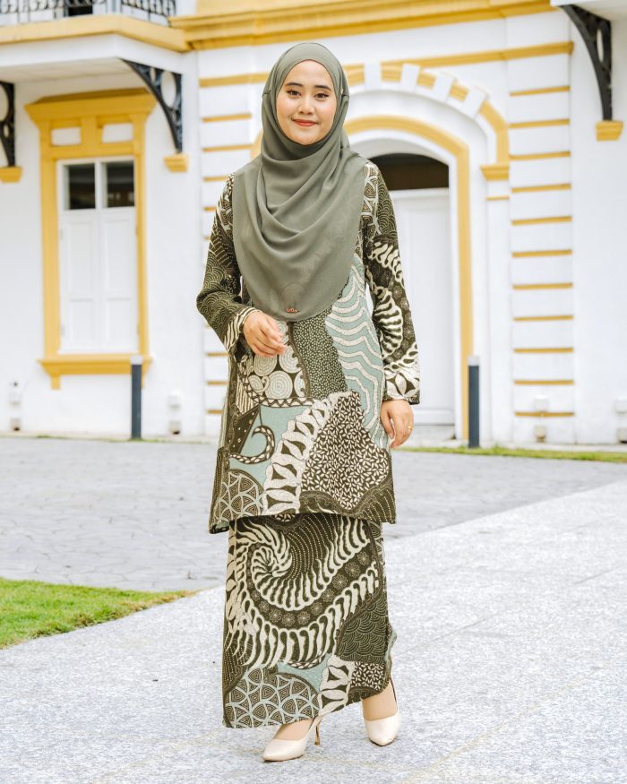 Baju Kurung Moden Batik Sultanah 6.0 - Awana Olive Green - Image 2