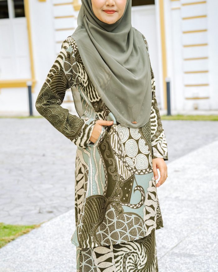 Baju Kurung Moden Batik Sultanah 6.0 - Awana Olive Green - Image 3