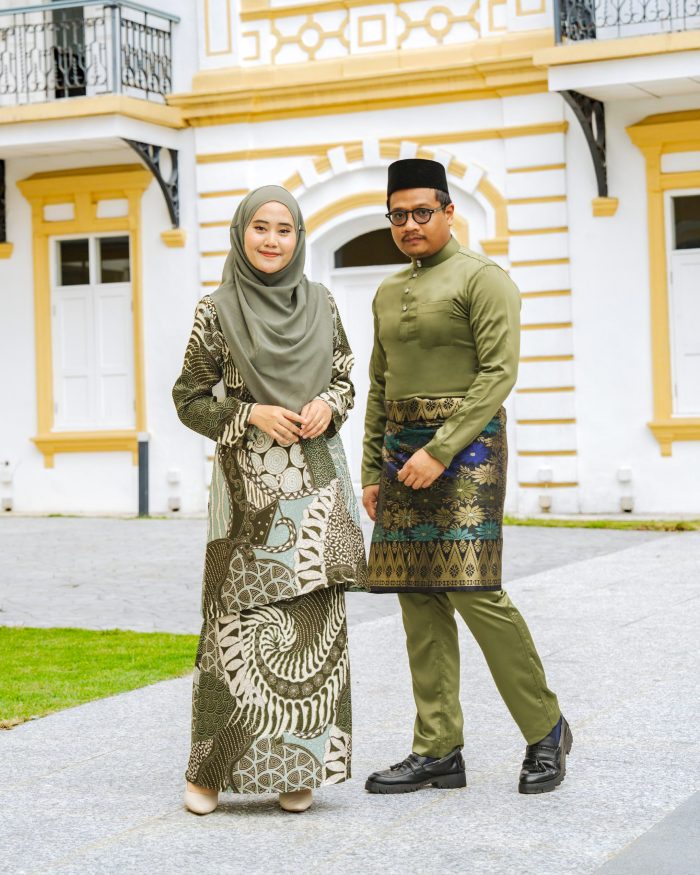 Baju Kurung Moden Batik Sultanah 6.0 - Awana Olive Green - Image 4