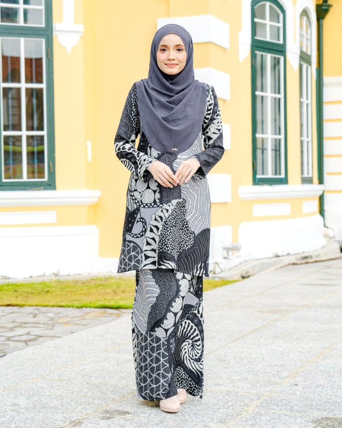 Baju Kurung Moden Batik Sultanah 6.0 - Awana Pebble Grey - Image 3