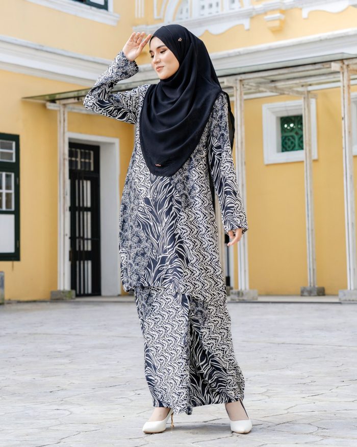 Baju Kurung Moden Batik Sultanah 7.0 - Azra Black Currant - Image 2