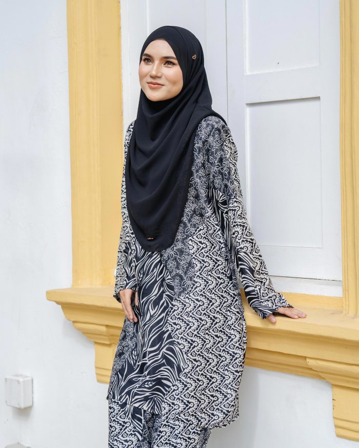 Baju Kurung Moden Batik Sultanah 7.0 - Azra Black Currant - Image 3