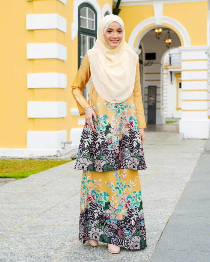 Baju Kurung Pahang Batik Sultanah 3.0 - Bayu Gold - Image 2