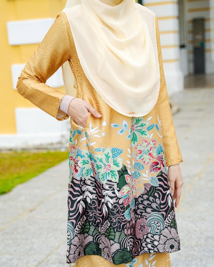 Baju Kurung Pahang Batik Sultanah 3.0 - Bayu Gold - Image 4