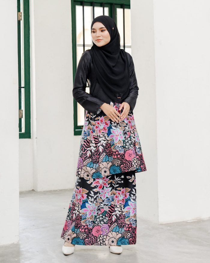 Baju Kurung Pahang Batik Sultanah 3.0 - Bayu Midnight Black - Image 2