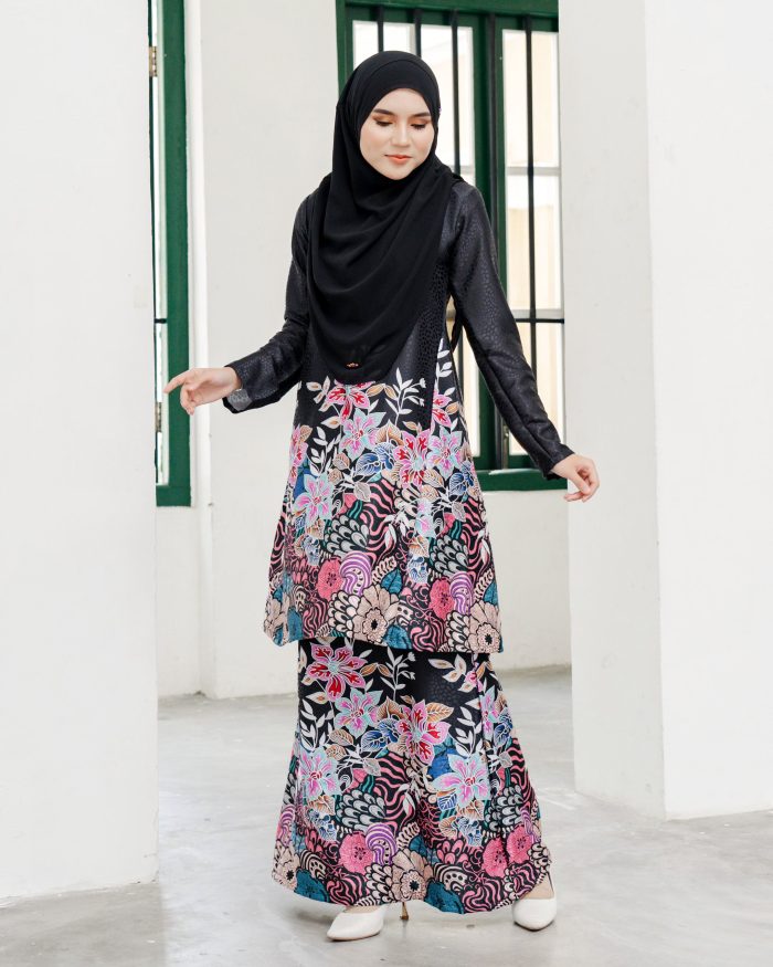 Baju Kurung Pahang Batik Sultanah 3.0 - Bayu Midnight Black - Image 3