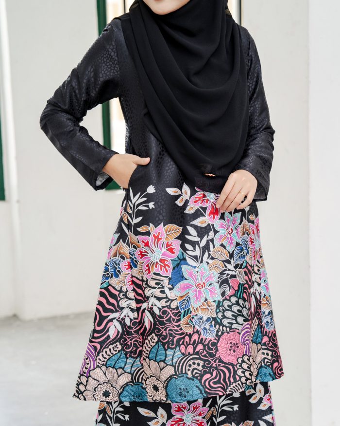 Baju Kurung Pahang Batik Sultanah 3.0 - Bayu Midnight Black - Image 4