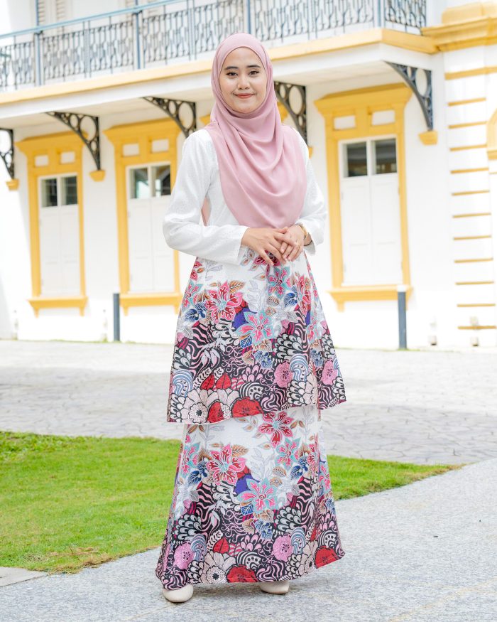 Baju Kurung Pahang Batik Sultanah 3.0 - Bayu Pearl White - Image 2