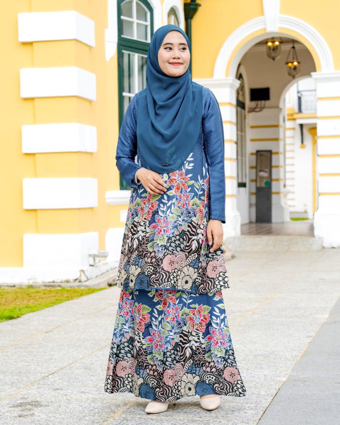 Baju Kurung Pahang Batik Sultanah 3.0 - Bayu Seal Blue - Image 2