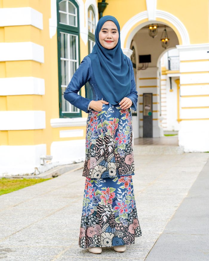 Baju Kurung Pahang Batik Sultanah 3.0 - Bayu Seal Blue - Image 3