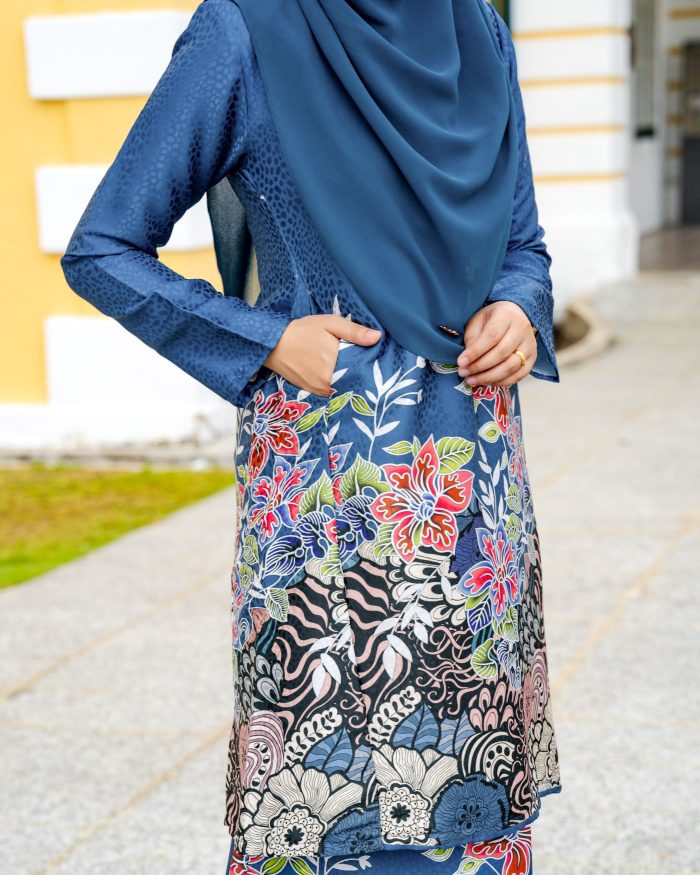 Baju Kurung Pahang Batik Sultanah 3.0 - Bayu Seal Blue - Image 4