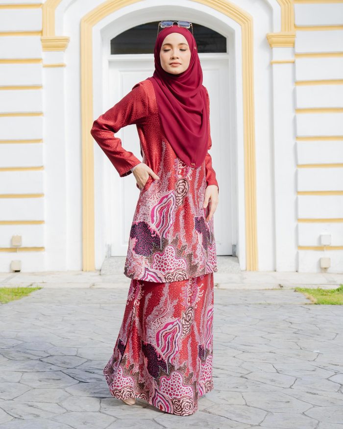 Baju Kurung Moden Batik Sultanah 6.0 - Lestari Scarlet Red - Image 3