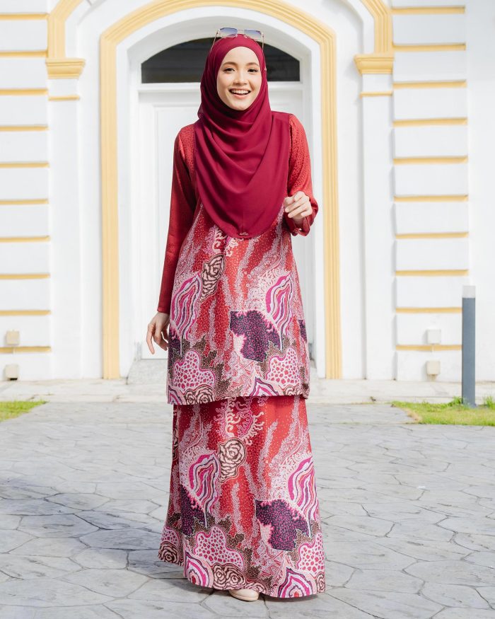 Baju Kurung Moden Batik Sultanah 6.0 - Lestari Scarlet Red - Image 2