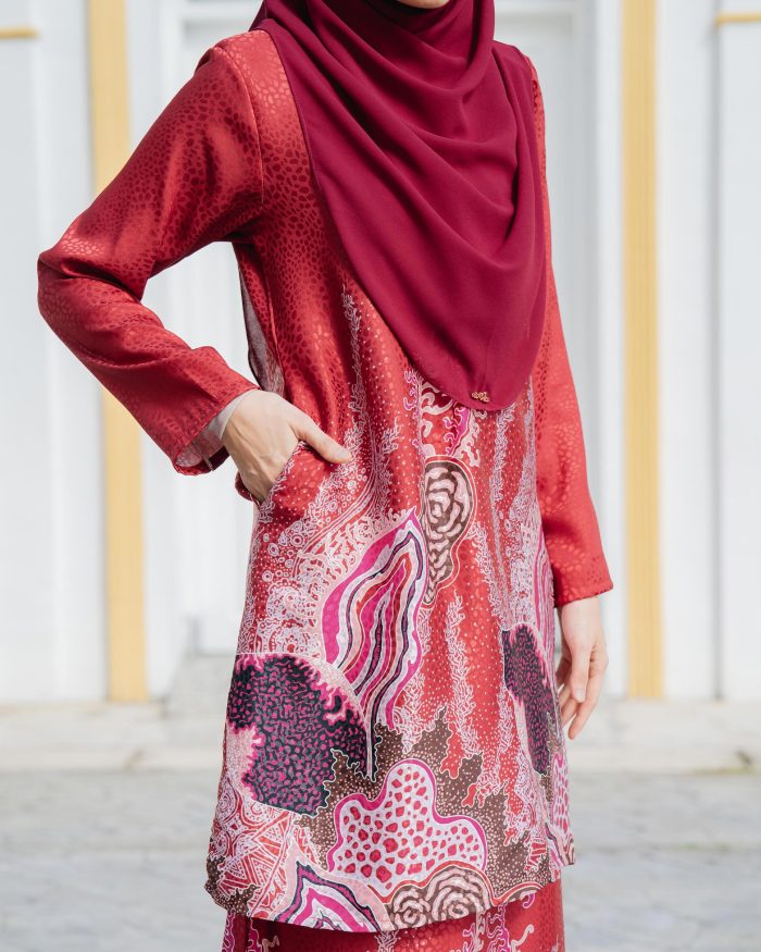 Baju Kurung Moden Batik Sultanah 6.0 - Lestari Scarlet Red - Image 4