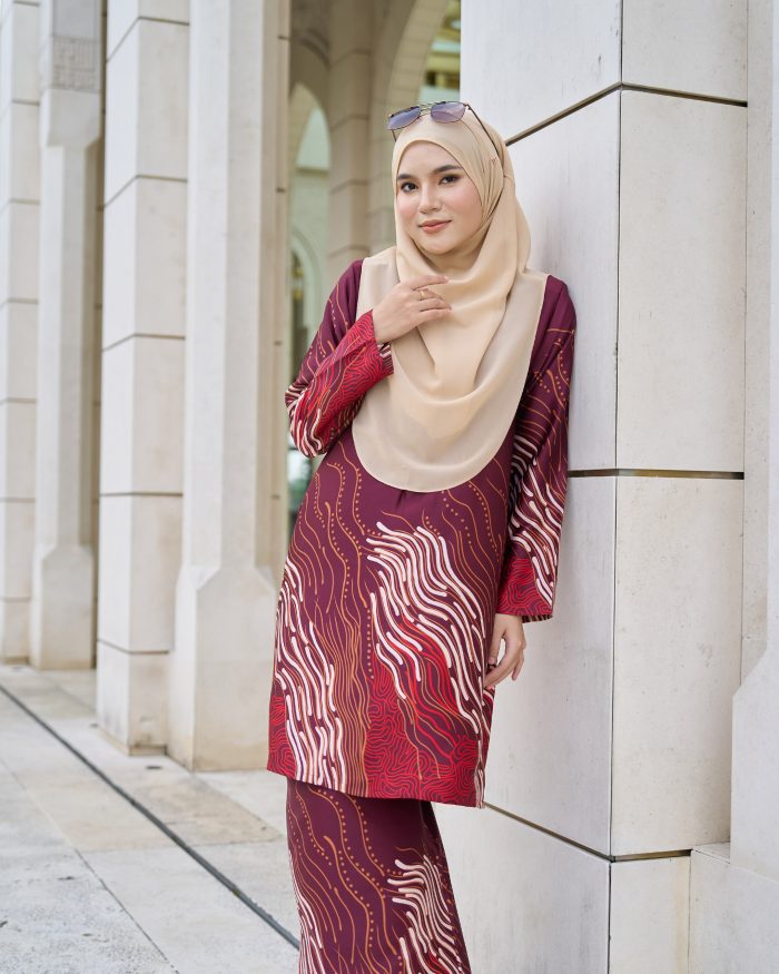 Baju Kurung Moden Batik Sultanah 10.0 - Perdana Merlin Maroon - Image 4