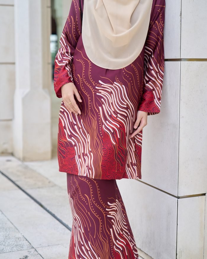 Baju Kurung Moden Batik Sultanah 10.0 - Perdana Merlin Maroon - Image 5