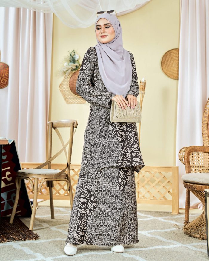 Baju Kurung Moden Batik Sultanah 7.0 - Ansari Mocha Brown - Image 2