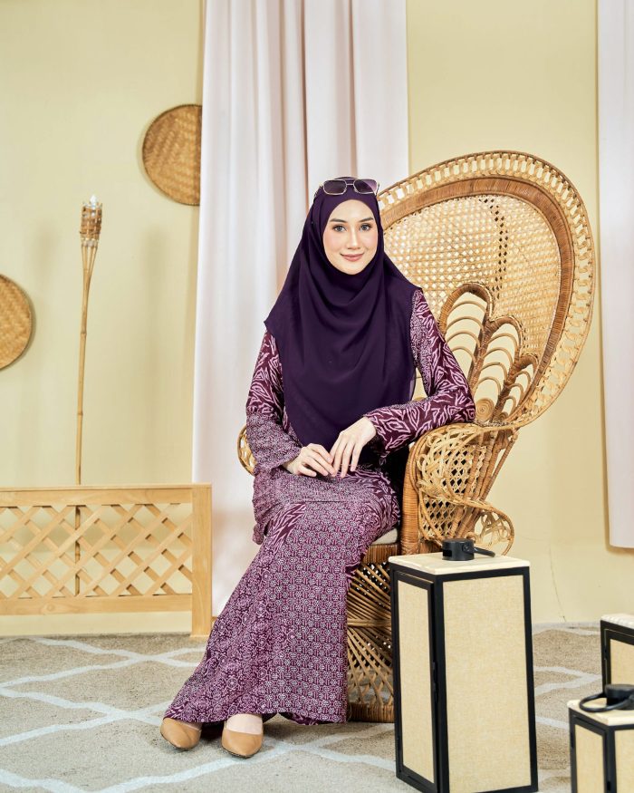 Baju Kurung Moden Batik Sultanah 7.0 - Ansari Plum Violet - Image 4