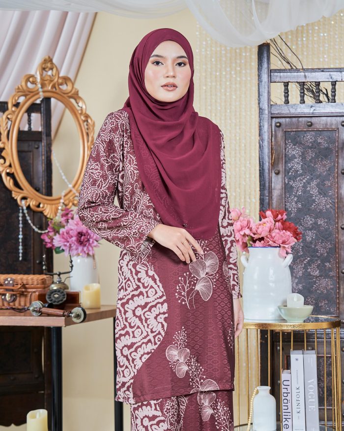 Baju Kurung Moden Batik Sultanah 9.0 - Ara Maroon - Image 4